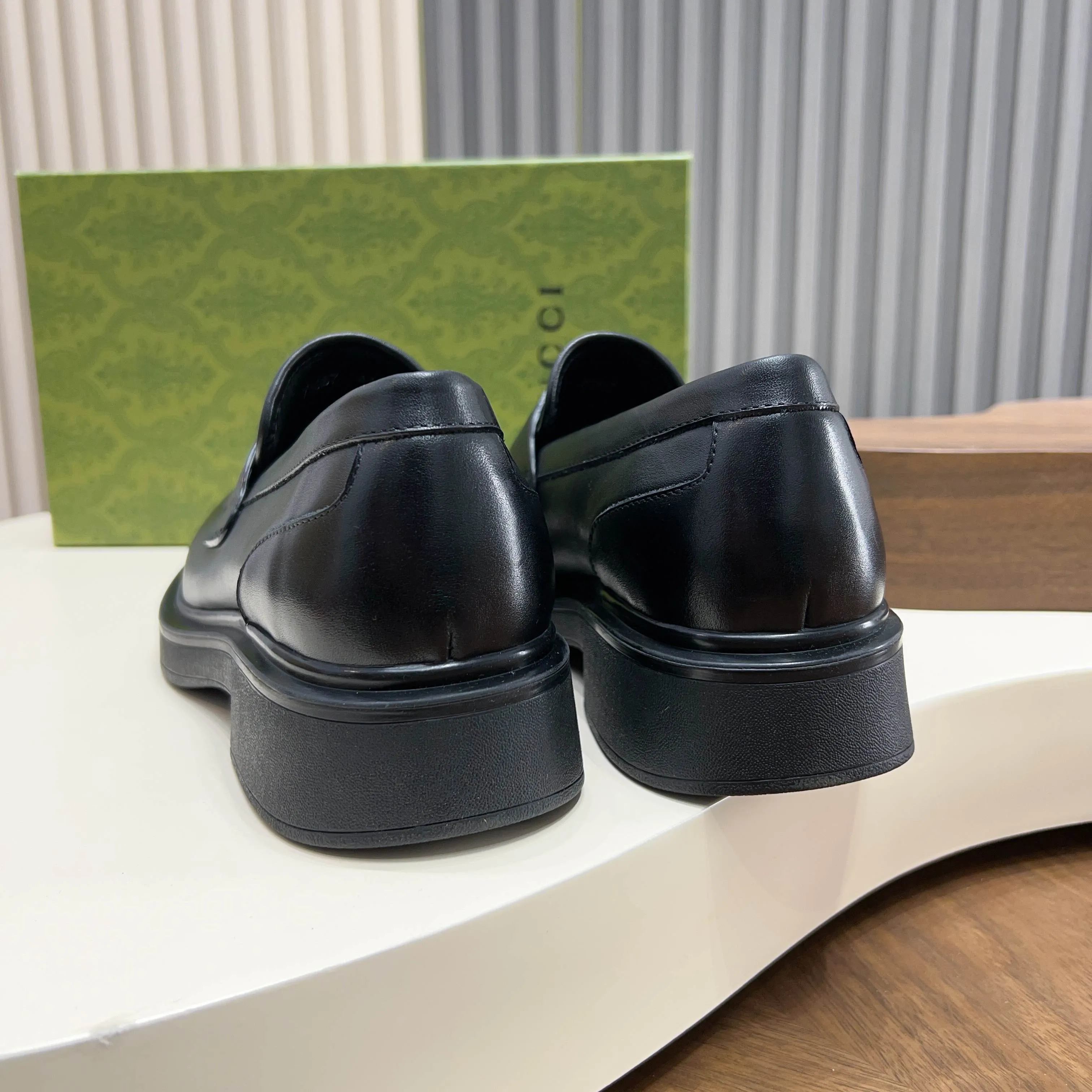 💰780 Gucci/Gucci new men’s lace-up shoes with GG details, matte cow leather derby shoes! The design of this men's lace-up shoe is rooted in the brand's heritage. Crafted from premium waxed cow leather, it is embellished with GG printed embossed suede leather details, a nod to Gucci's iconic monogram. The rubber sole decorated with GG pattern adds a touch of modern fashion to this design. Typical three-joint style design. European and American classic version, full calfskin lining. The overall upper texture is soft and the lining is comfortable and breathable. 2CM thickened soft rubber sole, easy to control. Versatile and stylish upper foot, multiple colors available to meet different matching needs, complete package! Size: 39-40-41-42-43-44 leather shoe size (38.45.46 can be customized)